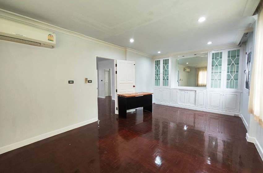 House with Shared Pool in Srinakarin 